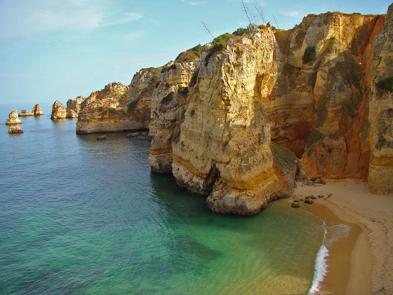 Playa costera típica de la región del Algarve. Wikimedia Commons
